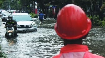 Kendaraan melintas di jalan raya Tanjung duren, Jakarta, Selasa (18/1). [Suara.com/Septian]
