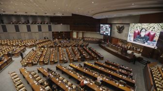 Ketua DPR RI Puan Maharani memimpin Rapat Paripurna DPR ke-13 Masa Persidangan III Tahun 2021-2022 di Kompleks Parlemen, Senayan, Jakarta, Selasa, (18/1/2022). [Suara.com/Angga Budhiyanto]