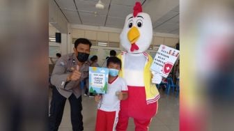 Badut Temani Anak Usia 6-11 Tahun Vaksin Covid-19 di Medan