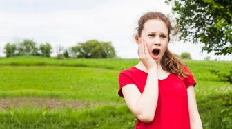 Selain Obat, Berikut 4 Cara Alami Mengatasi Sakit Gigi Pada Anak