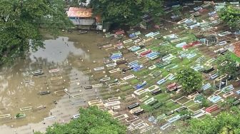 Masih Tergenang Banjir, Begini Kondisi TPU Kober Cengkareng Jakarta Barat