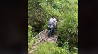 Pakai Motor Besar Lewat Jembatan Bambu, Nasib Lelaki Ini Sesuai dengan Ekspektasi Warganet