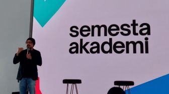 Bersama Semesta Akademi, Andy F Noya Dorong Pemerataan Edukasi Bagi Anak Desa