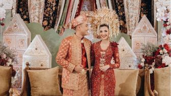 7 Potret Dekorasi Pernikahan Vidi Aldiano, Akad Modern dan Resepsi Minang