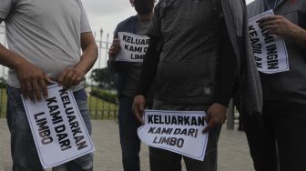 Pencari suaka asal Afghanistan melakukan aksi unjuk rasa di kawasan Monumen Nasional (Monas), Jakarta, Rabu (19/1/2022). [Suara.com/Angga Budhiyanto]