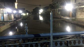 Terendam Banjir Sejak Siang, Genangan di Tegal Alur Baru Surut Malam Hari, Warga: Capek!
