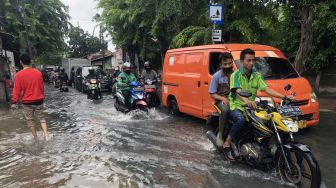 Banjir Masih Genangi Jalan Kamal Raya Jakarta Barat, Lalu Lintas Macet
