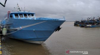 Ombak Tinggi, Kapal Penyeberangan Jepara-Karimunjawa Pilih Tak Beroperasi