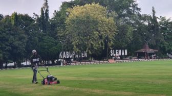 Rumput Lapangan Denggung Sudah Diperbaiki, Apakah Boleh Diinjak Masyarakat?