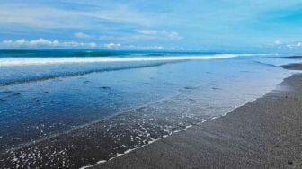 Keindahan Pantai Medewi Jembrana, Pasir Hitam yang Nyaman Untuk Digunakan Rebahan