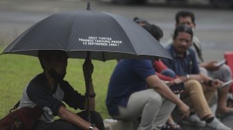 Massa yang tergabung dalam Jaringan Solidaritas Korban untuk Keadilan (JSKK) melakukan aksi Kamisan Ke-714 di seberang Istana Merdeka, Jakarta, Kamis (20/1/2022). [Suara.com/Angga Budhiyanto]