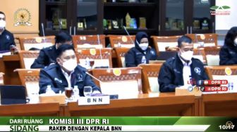 Akui Ikut Perangi Narkoba, Anggota DPR Kenakan Jaket 'War On Drug' Mirip Punya BNN saat Rapat