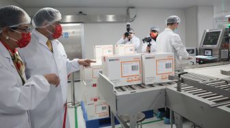 Duta Besar RI untuk China Djauhari Oratmangun beserta istri meninjau ruang produksi Sinovac Biotech Ltd di pabrik barunya di kawasan Daxing, Beijing, Selasa (18/1/2022). ANTARA FOTO/M. Irfan Ilmie