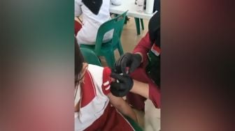 Dokter Viral Bantah Suntikkan Vaksin Kosong ke Anak SD di Medan