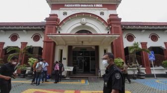 Warga berjalan keluar dari ruang pelayanan di Pengadilan Negeri Surabaya Jalan Arjuno, Surabaya, Jawa Timur, Kamis (20/1/2022). ANTARA FOTO/Didik Suhartono
