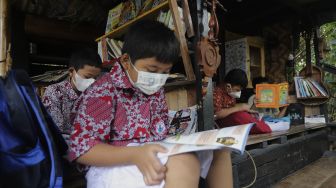 Serunya Membaca di Pustaka Mini Bale Buku Kramat Jati