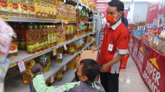 Harga Minyak Goreng di Pasar Belum Turun, Ibu Rumah Tangga Pilih Belanja di Toko Ritel