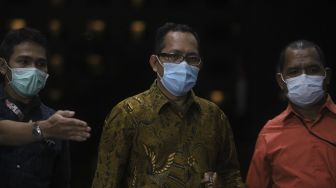 Hakim PN Surabaya Itong Isnaeni Tiba di Gedung KPK