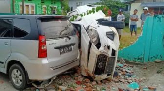 Hindari Tabrak Anjing, Mobil Datsun Terguling Sampai ke Halaman Rumah Warga Gorontalo