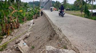 Fondasi Jalan di Pesisir Selatan Terban, Akses Transportasi Terancam Putus