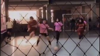 Tertangkap Kamera, Aksi Cewek Senggol Lawan saat Futsal Sampai Terluka: Dendam Pribadi