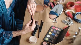 Cocok untuk MUA, Wanita Ini Ungkap Cara Downsizing Makeup Agar Tak Encok Bawa Banyak Produk