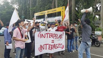 Mahasiswa Kerokan di Depan Kantor DPRD Cilegon, Sindir Pembatalan Interpelasi Wali Kota Cilegon