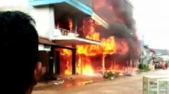 6 Ruko Ludes Dilahap Api Saat Kebakaran di Pasar Batang Tarang