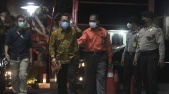 Hakim Pengadilan Negeri (PN) Surabaya Itong Isnaeni (kedua kiri) berjalan menuju ruang pemeriksaan setibanya di Gedung Merah Putih KPK, Jakarta, Kamis (20/1/2022). [Suara.com/Angga Budhiyanto]