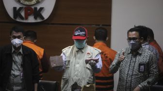 Penyidik menunjukkan barang bukti berupa sejumlah uang saat konferensi pers terkait operasi tangkap tangan (OTT) Hakim Pengadilan Negeri (PN) Surabaya Itong Isnaini Hidayat di Gedung Merah Putih KPK, Jakarta (20/1/2022) malam. [Suara.com/Angga Budhiyanto] 