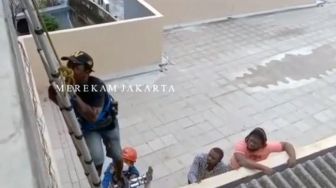 Hindari Razia Satpol PP, 3 WNA Afrika Kabur dan Terjebak di Atap Gedung di Pasar Baru