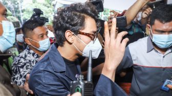 Penyanyi Ardhito Pramono saat tiba di Rumah Sakit Ketergantungan Obat (RSKO) Cibubur, Jakarta Timur, Jumat (21/1/2022). [Suara.com/Alfian Winanto]