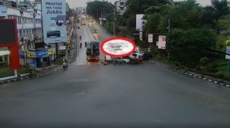 Detik-detik Truk Tronton Maut Berisi Kapur Puluhan Ton Tabrak Belasan Kendaraan Terekam CCTV