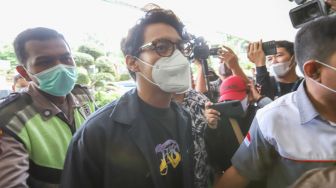 Penyanyi Ardhito Pramono saat tiba Rumah Sakit Ketergantungan Obat (RSKO) Cibubur, Jakarta Timur, Jumat (21/1/2022). [Suara.com/Alfian Winanto]