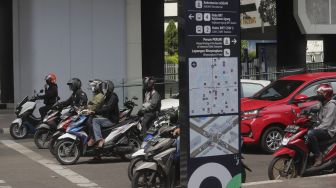 Sejumlah kendaraan berhenti di dekat papan petunjuk arah atau &#039;wayfinding&#039; di Halte Integrasi CSW, Kebayoran Baru, Jakarta, Jumat (21/1/2022). [Suara.com/Angga Budhiyanto]