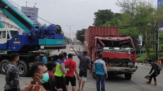 Petugas mengevakuasi truk tronton bernomor plat KT 8534 AJ setelah mengalami kecelakaan di Turunan Rapak, Jalan Soekarno-Hatta, Balikpapan, Jumat (21/1/2022).  ANTARA FOTO/HO/Novi A