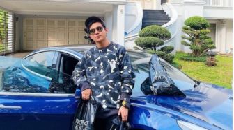 Sempat Viral Influencer Beli Mobil Mahal Jam 3 Pagi, Indra Kenz Ternyata Minta Diskon ke Rudy Salim Saat Beli Tesla