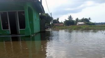 3 Hari Tergenang Air, Warga Pakuhaji Tangerang: Pas Banyak Pabrik Banjirnya sampai Dalam Rumah