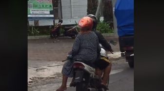Dibonceng Sambil Bawa Payung, Posisi Helm Nenek-Nenek Bikin Ngakak Terpingkal