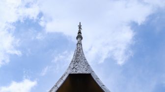 Atap lancip khas Sumatera Barat menghiasi Rumah Gadang milik Artis Dorce Gamalama di Jatibening, Bekasi, Jawa Barat, Jumat (21/1/2022). [Suara.com/Alfian Winanto]