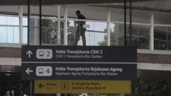 Warga berjalan di Halte Integrasi CSW, Kebayoran Baru, Jakarta, Jumat (21/1/2022). [Suara.com/Angga Budhiyanto]