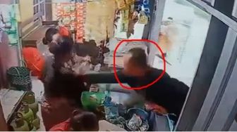 Pura-pura Berbelanja, Pria Ini Terekam CCTV Rampas Kalung Ibu-ibu Penjual