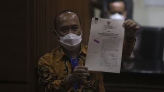 Kabiro Hukum dan Humas Mahkamah Agung Sobandi menunjukkan surat pemberhentian sementara Hakim Pengadilan Negeri (PN) Surabaya Itong Isnaini Hidayat saat konferensi pers di Gedung Merah Putih KPK, Jakarta (20/1/2022) malam. [Suara.com/Angga Budhiyanto] 