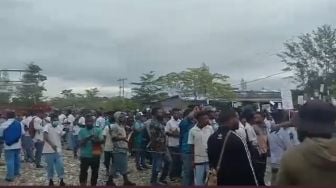 Protes Bangunan Sekolah Dijadikan Barak Aparat Brimob, Ratusan Pelajar Papua Demo!