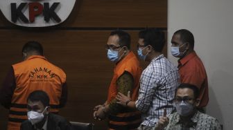 Hakim Pengadilan Negeri (PN) Surabaya Itong Isnaini Hidayat (ketiga kiri) dihadirkan saat konferensi pers terkait operasi tangkap tangan (OTT) di Gedung Merah Putih KPK, Jakarta (20/1/2022) malam. [Suara.com/Angga Budhiyanto]