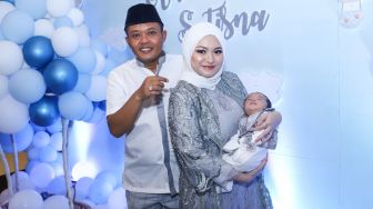 Komedian Entis Sutisna atau Sule bersama sang istri, Nathalie Holscher dan putranya, Adzam Adriansyah Sutisna saat ditemui usai mengadakan acara akikah di Tambun, Bekasi, Jawa Barat, Jumat (21/1/2022). [Suara.com/Alfian Winanto]