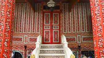 Kondisi tangga dan pintu masuk Rumah Gadang milik Artis Dorce Gamalama di Jatibening, Bekasi, Jawa Barat, Jumat (21/1/2022). [Suara.com/Alfian Winanto]