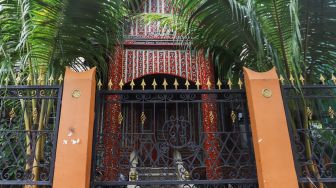 Kondisi bagian depan Rumah Gadang milik Artis Dorce Gamalama di Jatibening, Bekasi, Jawa Barat, Jumat (21/1/2022). [Suara.com/Alfian Winanto]