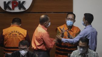 Hakim Pengadilan Negeri (PN) Surabaya Itong Isnaini Hidayat (kedua kanan) melakukan interupsi saat konferensi pers terkait operasi tangkap tangan (OTT) di Gedung Merah Putih KPK, Jakarta (20/1/2022) malam. [Suara.com/Angga Budhiyanto]