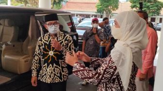 Ziarah ke Makam Keluarga Hasyim Asy'ari, Ridwan Kamil: NU Harus Jadi Obor bagi Indonesia